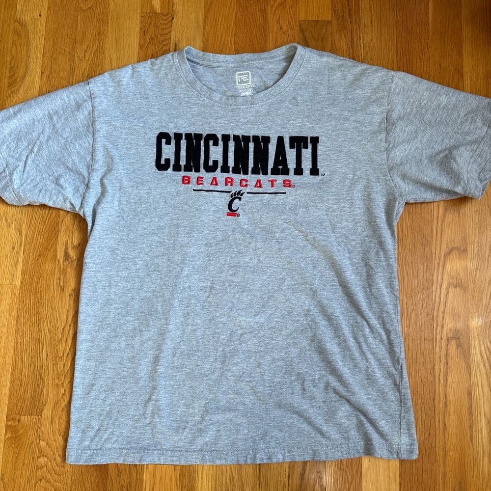 Vintage Cincinnati Bearcats tee in grey + red 🐻❤️
